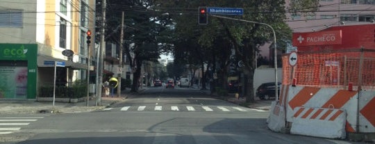 Avenida Moema is one of Sampa.