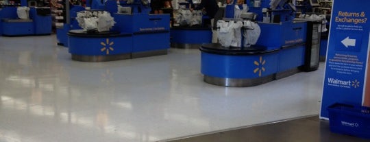 Walmart Supercenter is one of Posti che sono piaciuti a Louise M.