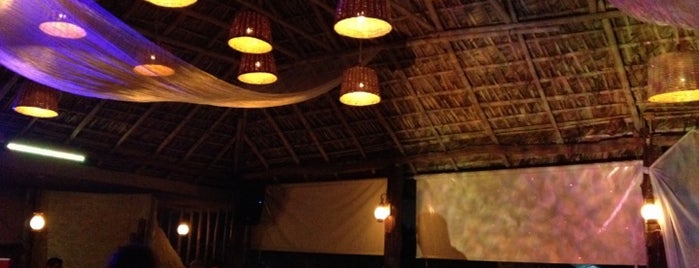 Crabs Beach & Lounge Bar is one of Lugares favoritos de Zaida.