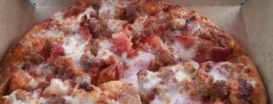 Domino's Pizza is one of สถานที่ที่ Pam ถูกใจ.