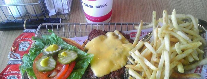Smashburger is one of Lugares favoritos de Lena.