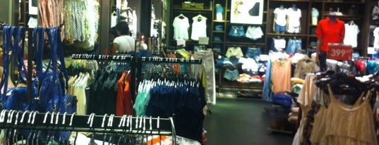 Pull and Bear is one of Arturoさんのお気に入りスポット.