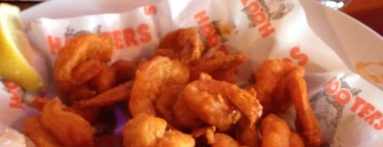 Hooters is one of Lugares favoritos de J..
