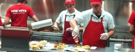 Five Guys is one of Fernanda'nın Beğendiği Mekanlar.