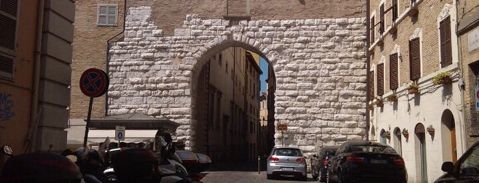 Porta San Pietro o Arco de Carola is one of Tempat yang Disukai Mehmet.