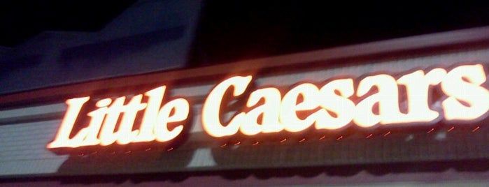 Little Caesars Pizza is one of Tempat yang Disukai Clarence.