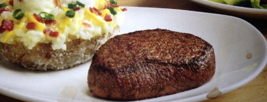 Outback Steakhouse is one of สถานที่ที่ Tall ถูกใจ.