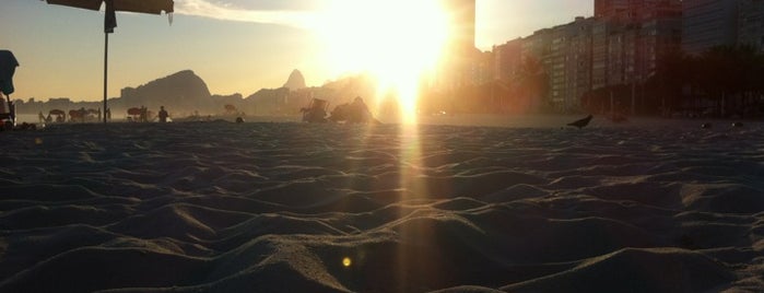 Praia do Leme is one of As 10 melhores praias para curtir o verão carioca.
