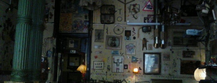Csendes Vintage Bar & Cafe is one of Budapest FSQ.