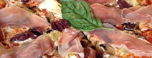Giacomo's Wood Fired Pizza & Trattoria is one of สถานที่ที่ Madeleine ถูกใจ.