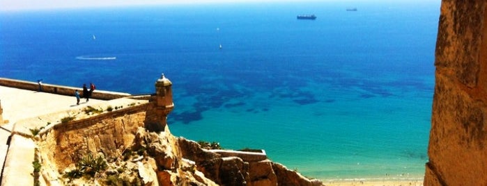 Castillo de Santa Barbara is one of OCIO Y CULTURA en Alicante.