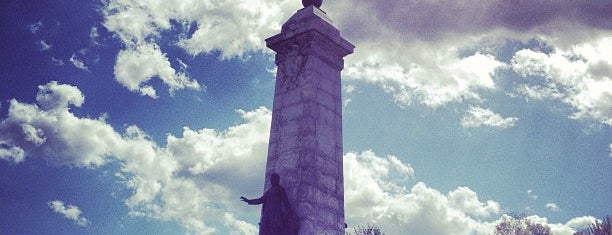 Monument à sir George-Étienne Cartier is one of Tempat yang Disukai Carl.