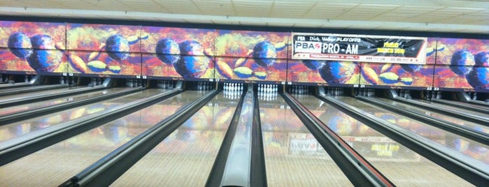 Woodland Bowling Center is one of Posti che sono piaciuti a Rew.