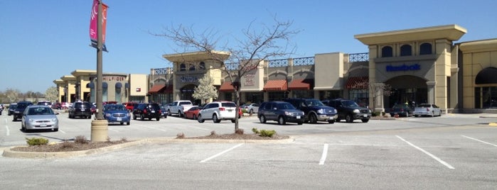 Windsor Crossing Outlet Mall is one of Lieux sauvegardés par Rosey.
