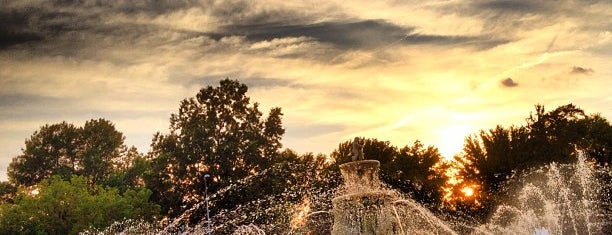 Meyer Circle Fountain is one of Lugares favoritos de Ed.