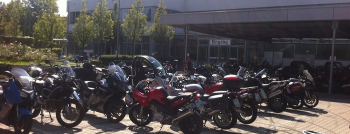 BMW Motorrad Zentrum is one of Orte, die Nalan gefallen.