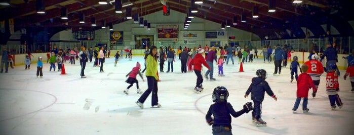 Oakton Ice Arena is one of Posti che sono piaciuti a Consta.