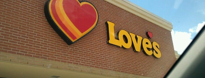 Love's Travel Stop is one of Lugares favoritos de andrew.