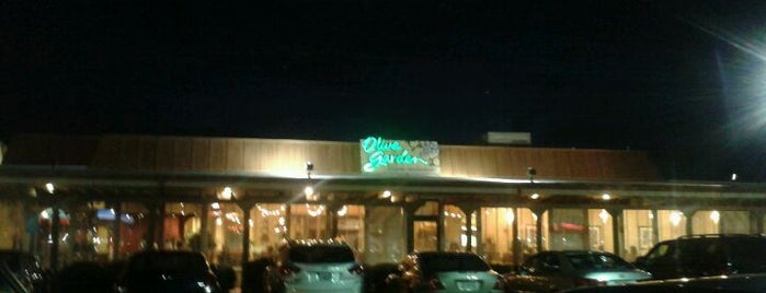 Olive Garden is one of สถานที่ที่ Tammy ถูกใจ.