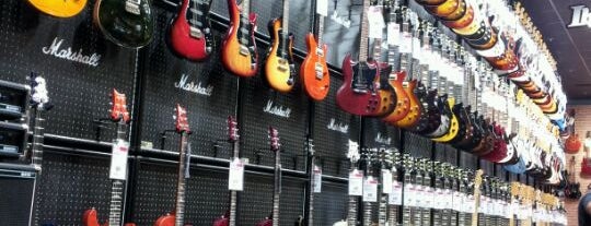 Guitar Center is one of Priscilaさんのお気に入りスポット.