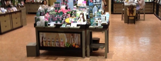 L'OCCITANE is one of ららぽーと横浜.