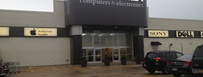 Micro Center is one of Jennさんのお気に入りスポット.