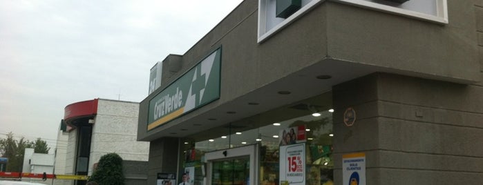 Farmacias Cruz Verde is one of Tempat yang Disukai Esteban.