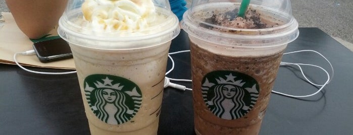 Starbucks is one of Locais curtidos por Yoli.