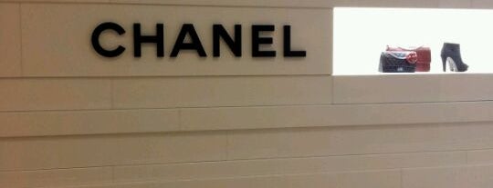 CHANEL is one of Orte, die Mohrah gefallen.