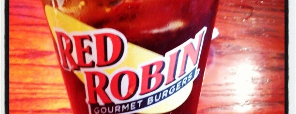 Red Robin Gourmet Burgers and Brews is one of Tempat yang Disukai Jayson.