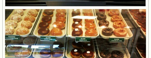 Krispy Kreme is one of Tempat yang Disukai Les.