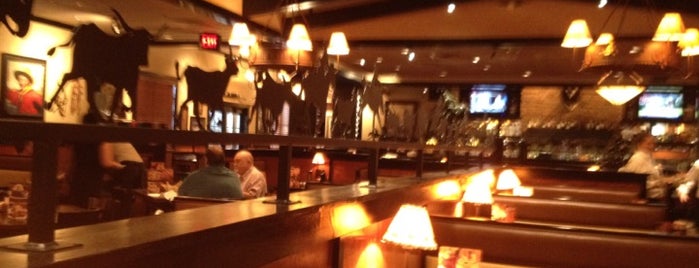 LongHorn Steakhouse is one of Tempat yang Disukai Joe.