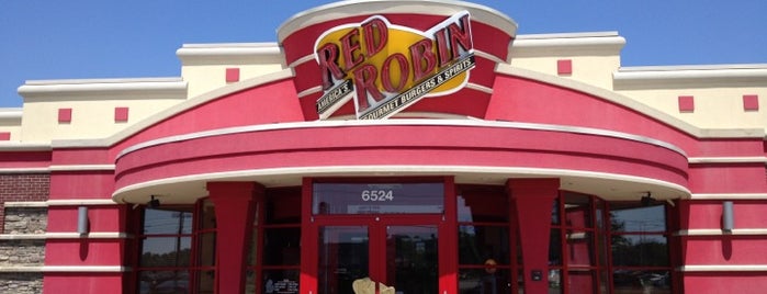 Red Robin Gourmet Burgers and Brews is one of Tempat yang Disukai Ray.