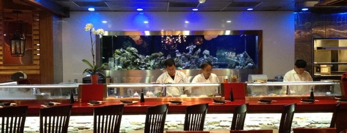 Sushi Axiom Addison is one of Joseさんのお気に入りスポット.