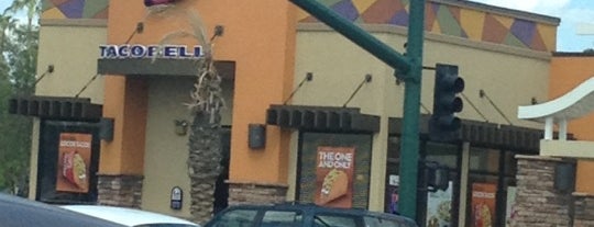 Taco Bell is one of Tempat yang Disukai Jon.