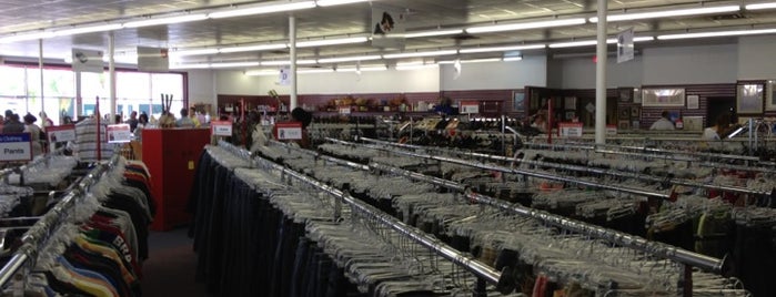 The Salvation Army Family Store & Donation Center is one of Orte, die Tom gefallen.