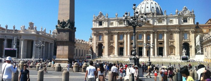 Saint Peter's Square is one of ROME Must-See List.