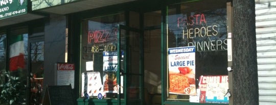 Vito's Pizza is one of Tempat yang Disukai Evil.