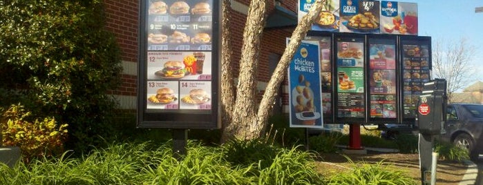 McDonald's is one of สถานที่ที่ Robert ถูกใจ.