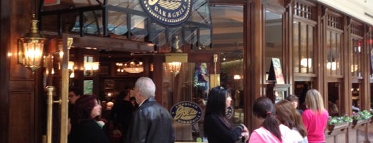 Joe's American Bar & Grill is one of สถานที่ที่บันทึกไว้ของ Lizzie.