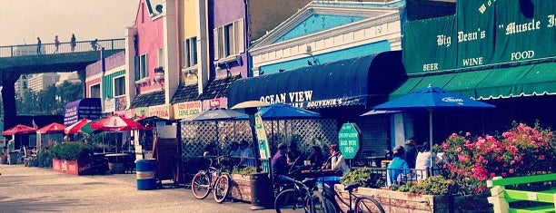 Big Dean's Ocean Front Cafe is one of Orte, die Eric gefallen.