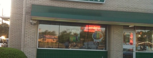 Krispy Kreme Doughnuts is one of Tempat yang Disukai Bradford.