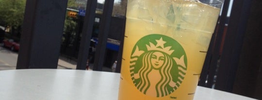 Starbucks is one of Lugares favoritos de Leigha.