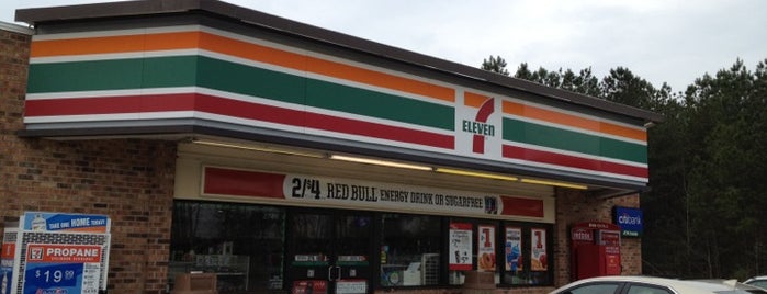 7-Eleven is one of Lizzieさんのお気に入りスポット.