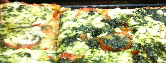 Luigi's Pizzeria is one of Locais curtidos por Brittney.