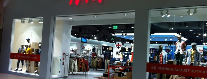 H&M is one of สถานที่ที่ Katie ถูกใจ.