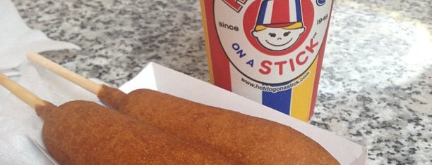 Hot Dog on a Stick is one of Tempat yang Disukai Kim.