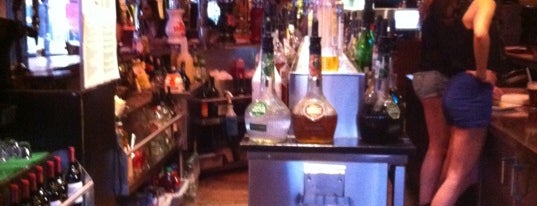 Dundee's Bar and Grill is one of Tempat yang Disukai Melyssa.