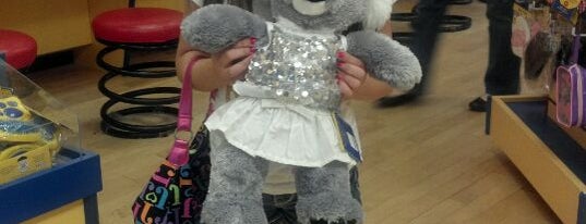 Build-A-Bear Workshop is one of Lugares favoritos de Liz.