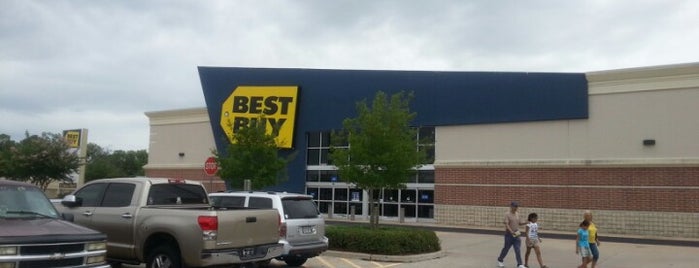 Best Buy is one of Tempat yang Disukai Jewels.